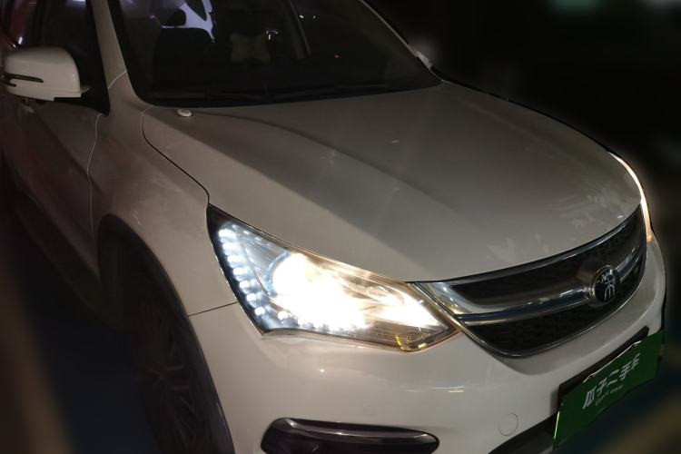 Used BYD Song New Energy 2017 Song DM 1.5TID All-Wheel Drive Luxury Model Front Right 45 Deg