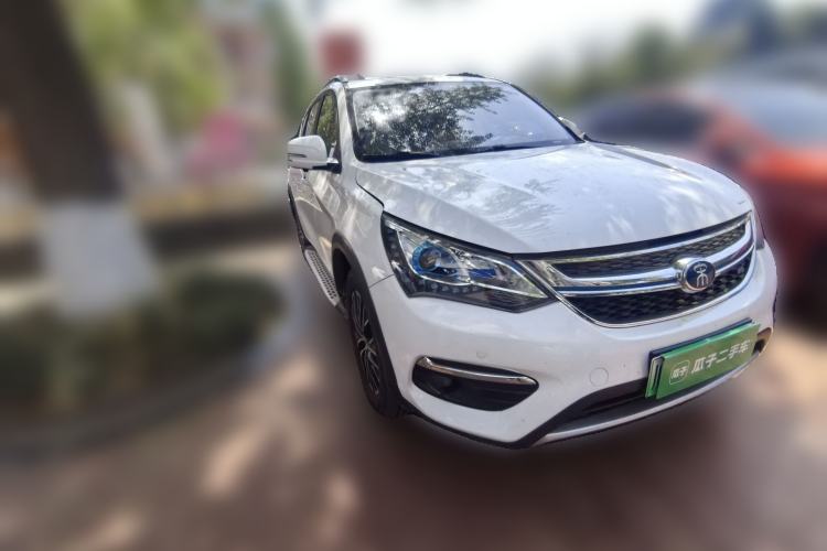 Used BYD Song New Energy 2017 Song DM 1.5TID All-Wheel Drive Luxury Model Front Right 45 Deg