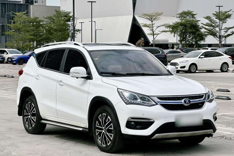 Used BYD Song New Energy 2017 Song DM 1.5TID All-Wheel Drive Luxury Model Front Right 45 Deg