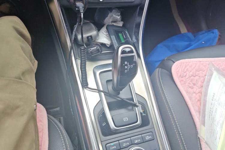 Used BYD Song New Energy 2017 Song DM 1.5TID All-Wheel Drive Prestige Model Gear Lever