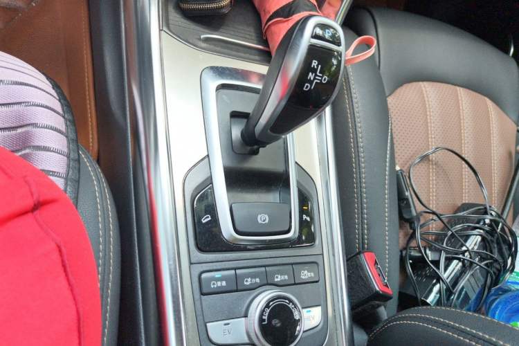 Used BYD Song New Energy 2017 Song DM 1.5TID All-Wheel Drive Prestige Model Gear Lever