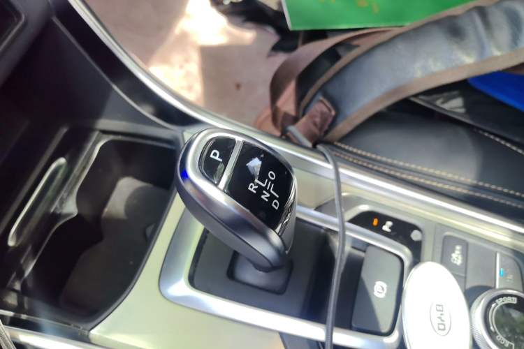 Used BYD Song New Energy 2017 Song DM 1.5TID All-Wheel Drive Luxury Model Gear Lever