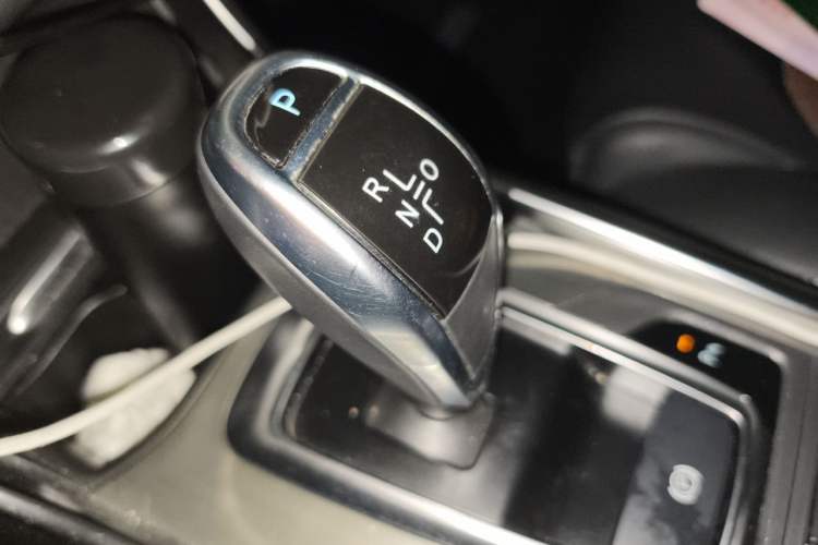 Used BYD Song New Energy 2017 Song DM 1.5TID All-Wheel Drive Luxury Model Gear Lever