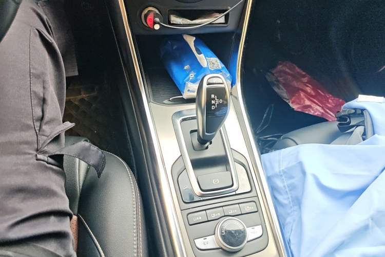 Used BYD Song New Energy 2017 Song DM 1.5TID All-Wheel Drive Luxury Model Gear Lever