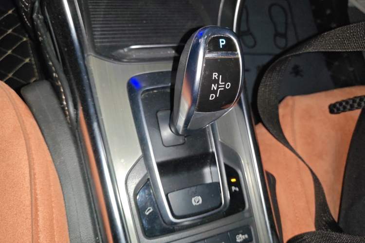 Used BYD Song New Energy 2017 Song DM 1.5TID All-Wheel Drive Luxury Model Gear Lever