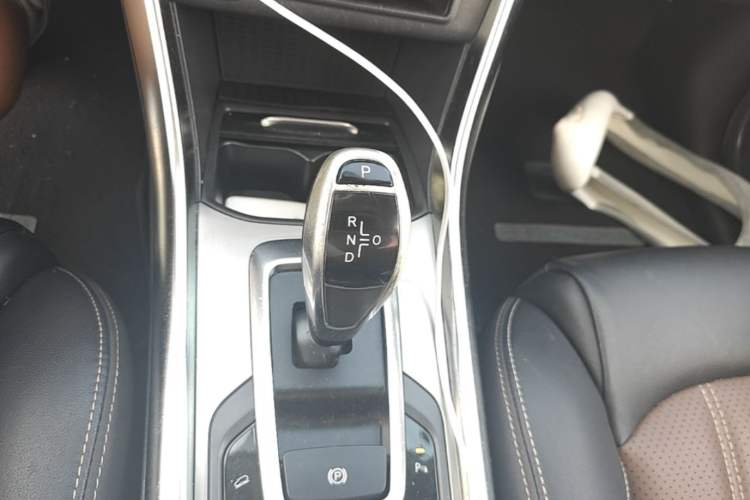 Used BYD Song New Energy 2017 Song DM 1.5TID All-Wheel Drive Prestige Model Gear Lever