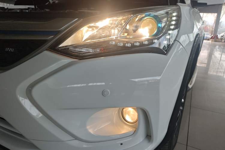 Used BYD Song New Energy 2017 Song DM 1.5TID All-Wheel Drive Prestige Model Left Front Headlight