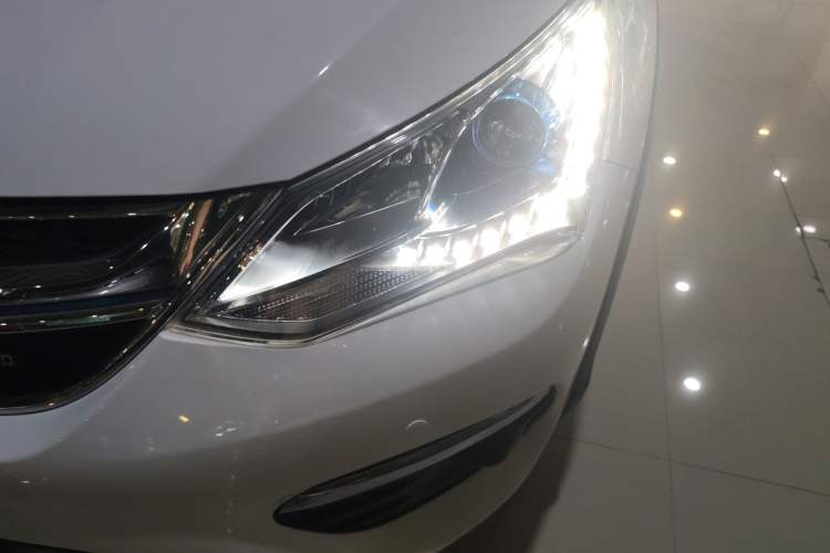 Used BYD Song New Energy 2017 Song DM 1.5TID All-Wheel Drive Luxury Model Left Front Headlight