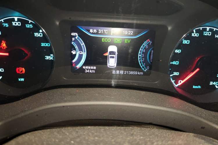 Used BYD Song New Energy 2017 Song DM 1.5TID All-Wheel Drive Luxury Model Odometer Close Up