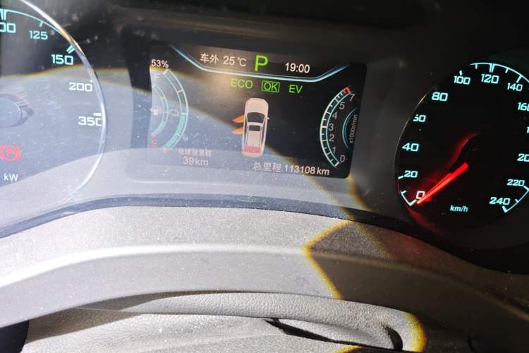 Used BYD Song New Energy 2017 Song DM 1.5TID All-Wheel Drive Luxury Model Odometer Close Up