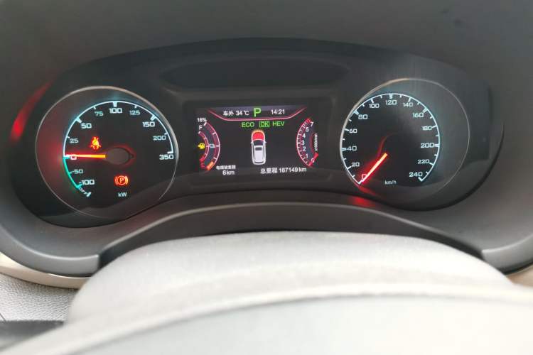 Used BYD Song New Energy 2017 Song DM 1.5TID All-Wheel Drive Luxury Model Odometer Close Up