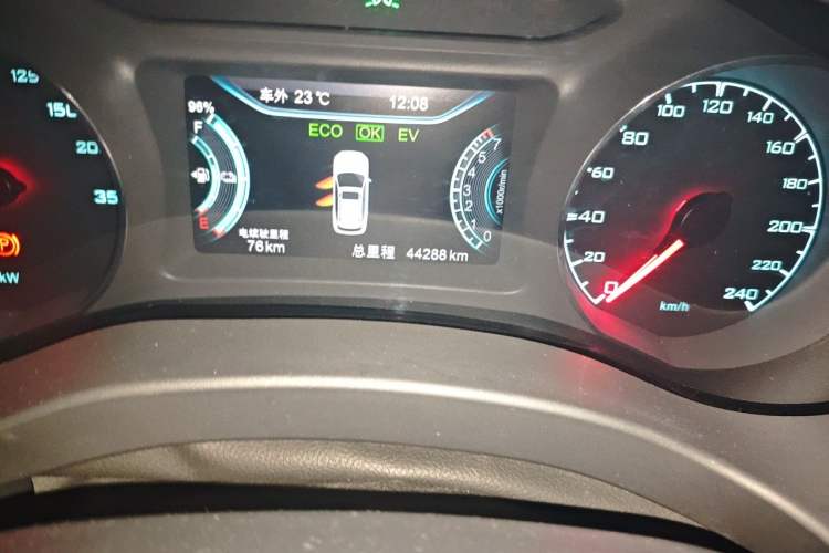 Used BYD Song New Energy 2017 Song DM 1.5TID All-Wheel Drive Luxury Model Odometer Close Up