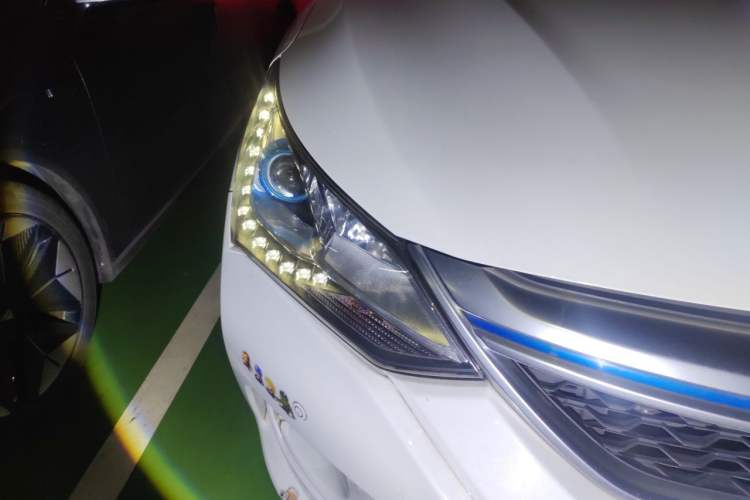 Used BYD Song New Energy 2017 Song DM 1.5TID All-Wheel Drive Prestige Model Right Front Headlight