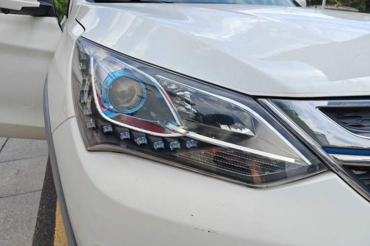 Used BYD Song New Energy 2017 Song DM 1.5TID All-Wheel Drive Prestige Model Right Front Headlight