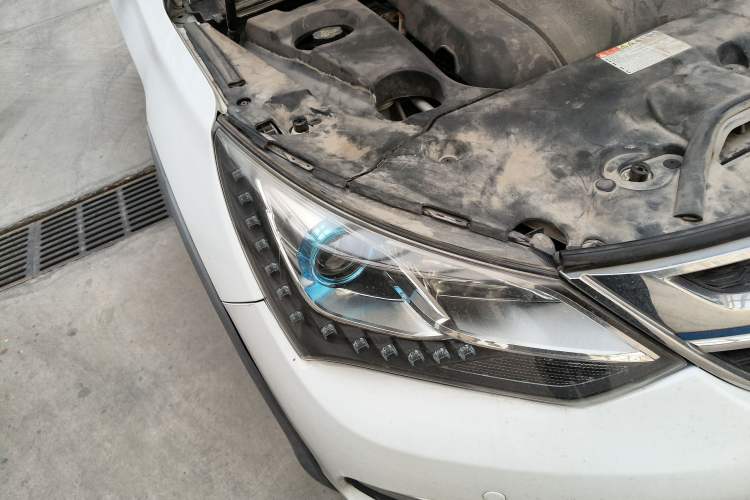 Used BYD Song New Energy 2017 Song DM 1.5TID All-Wheel Drive Prestige Model Right Front Headlight