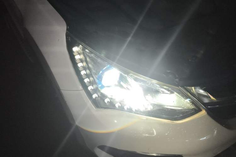 Used BYD Song New Energy 2017 Song DM 1.5TID All-Wheel Drive Luxury Model Right Front Headlight