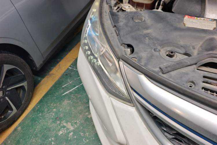 Used BYD Song New Energy 2017 Song DM 1.5TID All-Wheel Drive Luxury Model Right Front Headlight