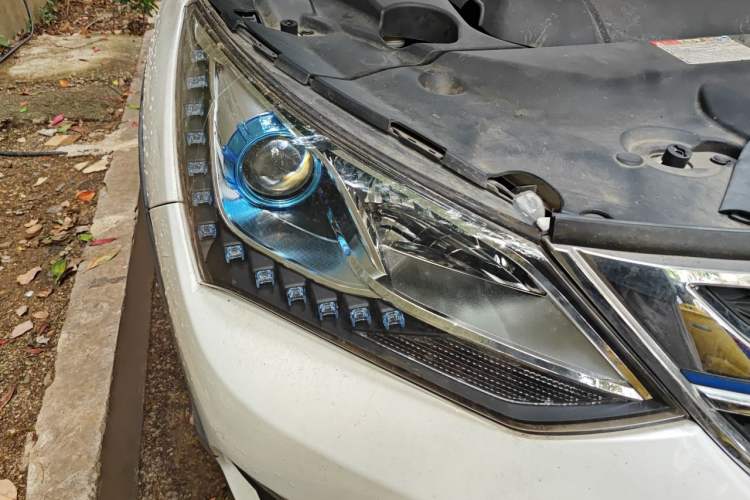 Used BYD Song New Energy 2017 Song DM 1.5TID All-Wheel Drive Luxury Model Right Front Headlight
