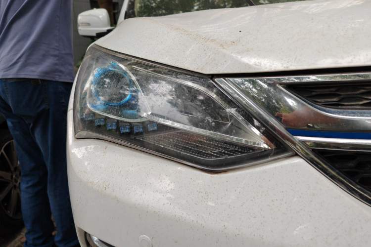 Used BYD Song New Energy 2017 Song DM 1.5TID All-Wheel Drive Luxury Model Right Front Headlight