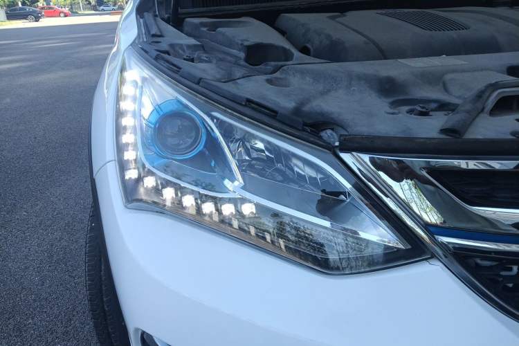 Used BYD Song New Energy 2017 Song DM 1.5TID All-Wheel Drive Luxury Model Right Front Headlight