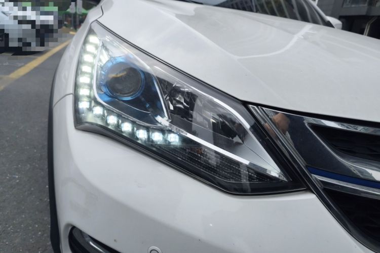 Used BYD Song New Energy 2017 Song DM 1.5TID All-Wheel Drive Luxury Model Right Front Headlight