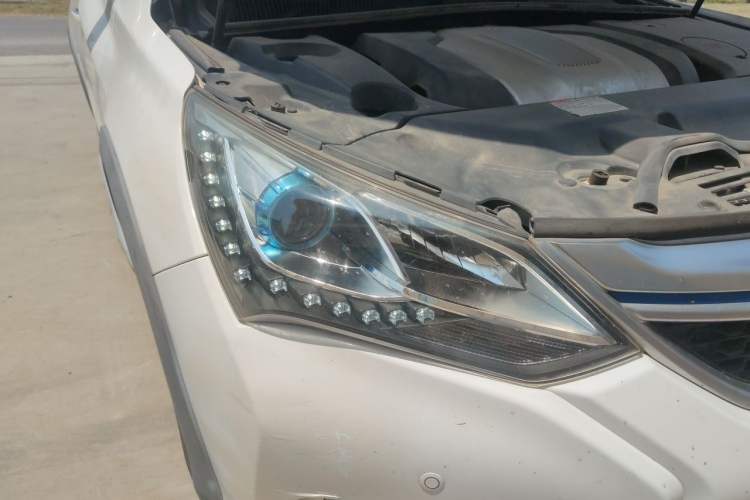 Used BYD Song New Energy 2017 Song DM 1.5TID All-Wheel Drive Prestige Model Right Front Headlight