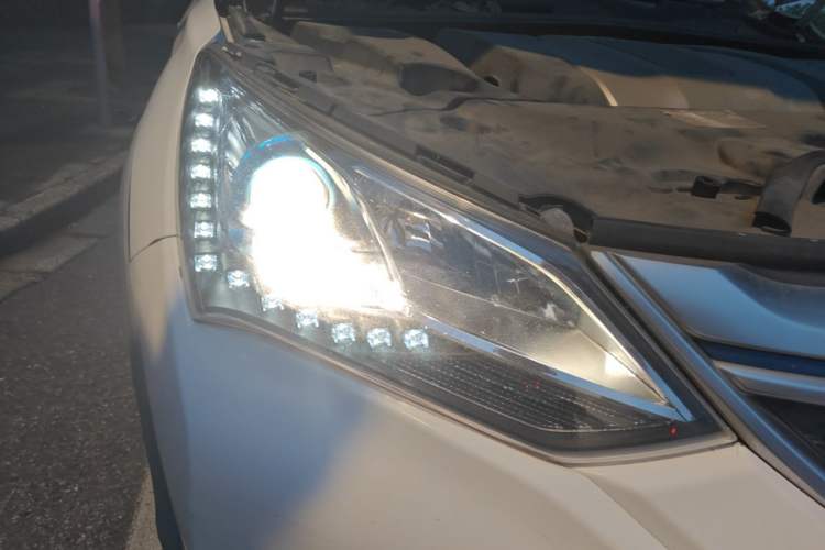 Used BYD Song New Energy 2017 Song DM 1.5TID All-Wheel Drive Luxury Model Right Front Headlight