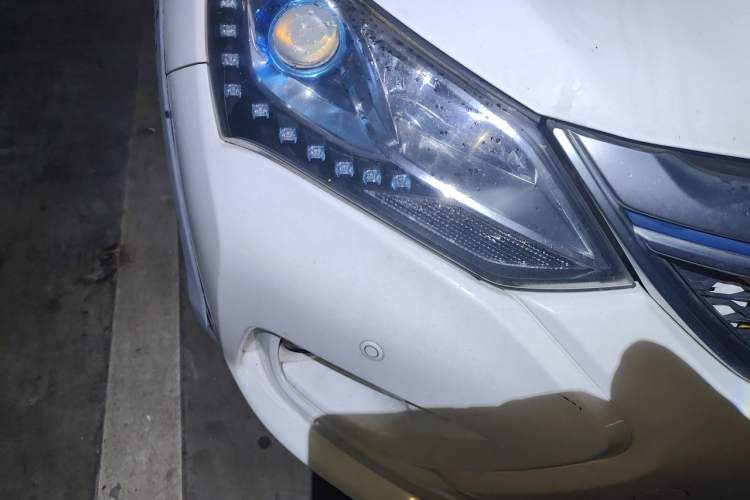 Used BYD Song New Energy 2017 Song DM 1.5TID All-Wheel Drive Prestige Model Right Front Headlight