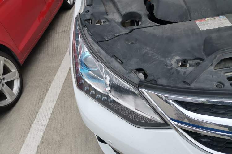 Used BYD Song New Energy 2017 Song DM 1.5TID All-Wheel Drive Luxury Model Right Front Headlight