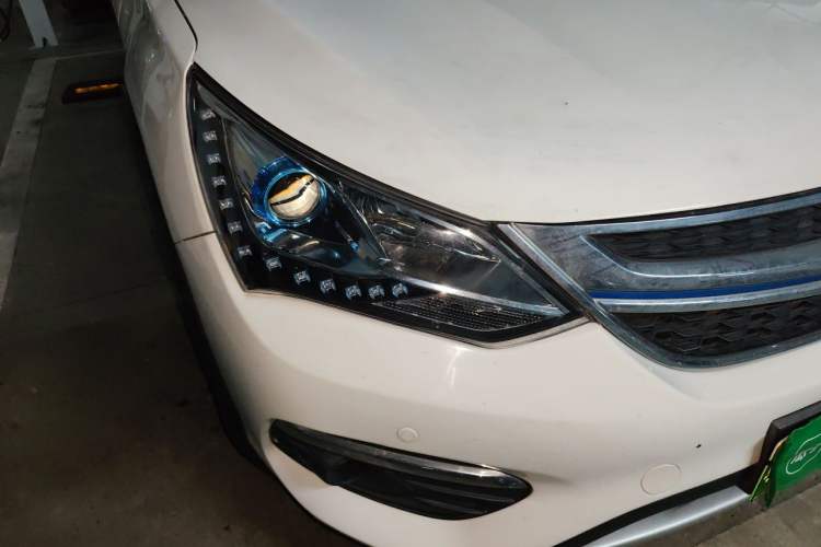 Used BYD Song New Energy 2017 Song DM 1.5TID All-Wheel Drive Luxury Model Right Front Headlight