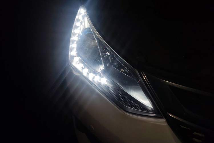 Used BYD Song New Energy 2017 Song DM 1.5TID All-Wheel Drive Prestige Model Right Front Headlight
