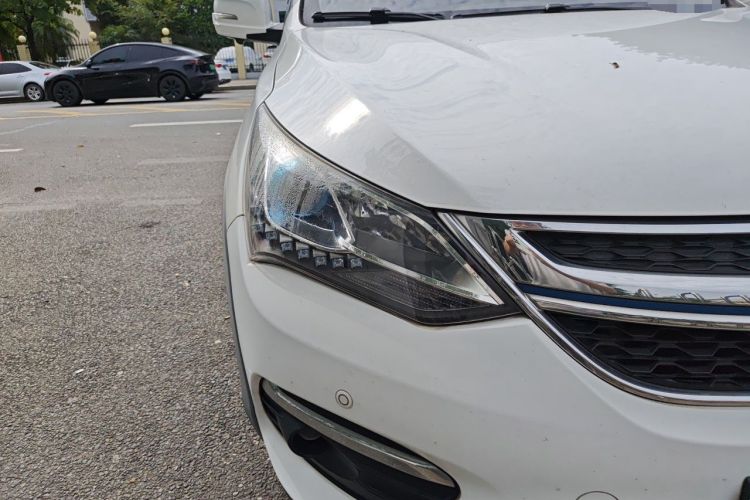 Used BYD Song New Energy 2017 Song DM 1.5TID All-Wheel Drive Luxury Model Right Front Headlight