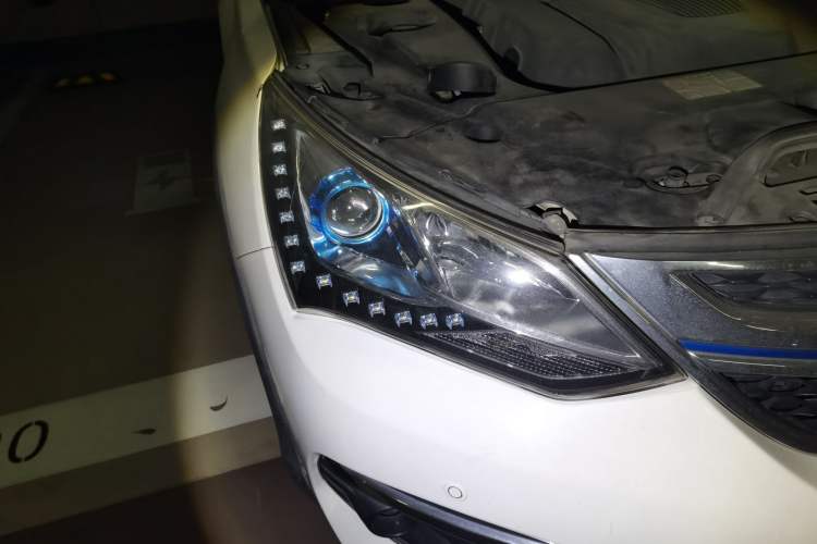 Used BYD Song New Energy 2017 Song DM 1.5TID All-Wheel Drive Luxury Model Right Front Headlight