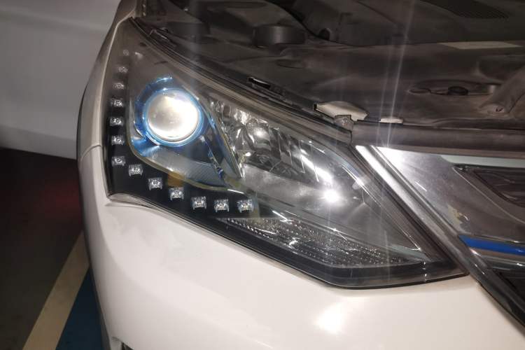 Used BYD Song New Energy 2017 Song DM 1.5TID All-Wheel Drive Luxury Model Right Front Headlight