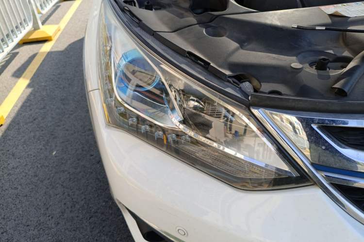Used BYD Song New Energy 2017 Song DM 1.5TID All-Wheel Drive Luxury Model Right Front Headlight