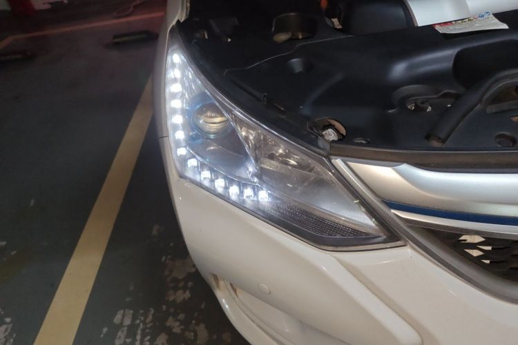 Used BYD Song New Energy 2017 Song DM 1.5TID All-Wheel Drive Luxury Model Right Front Headlight
