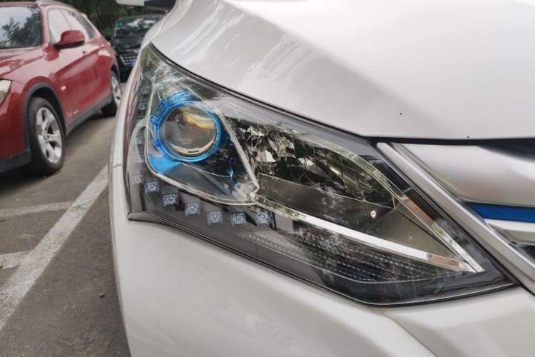 Used BYD Song New Energy 2017 Song DM 1.5TID All-Wheel Drive Luxury Model Right Front Headlight