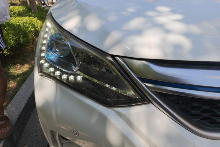 Used BYD Song New Energy 2017 Song DM 1.5TID All-Wheel Drive Prestige Model Right Front Headlight