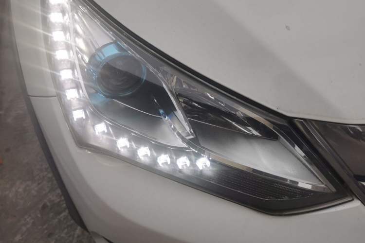 Used BYD Song New Energy 2017 Song DM 1.5TID All-Wheel Drive Prestige Model Right Front Headlight