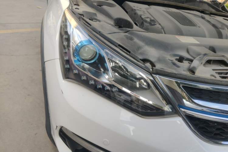 Used BYD Song New Energy 2017 Song DM 1.5TID All-Wheel Drive Luxury Model Right Front Headlight