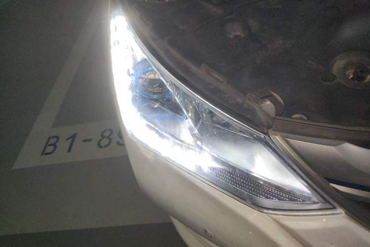 Used BYD Song New Energy 2017 Song DM 1.5TID All-Wheel Drive Luxury Model Right Front Headlight