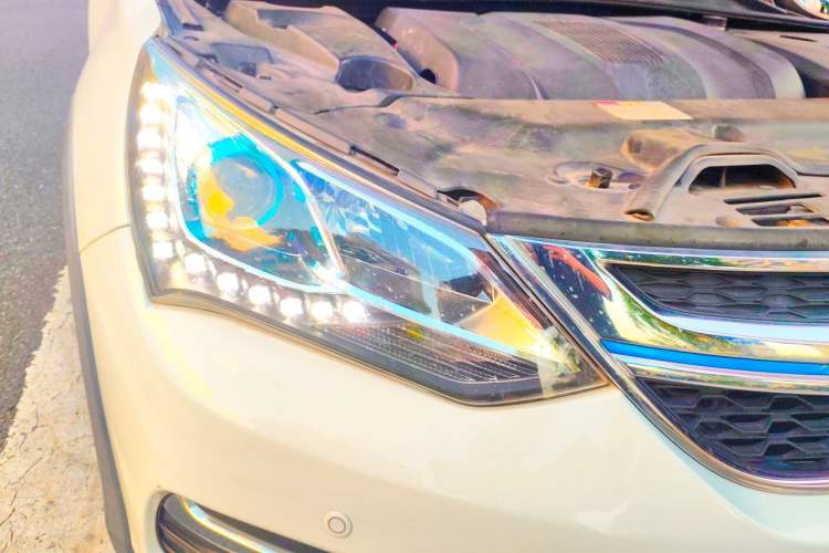 Used BYD Song New Energy 2017 Song DM 1.5TID All-Wheel Drive Luxury Model Right Front Headlight