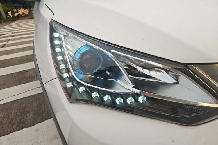 Used BYD Song New Energy 2017 Song DM 1.5TID All-Wheel Drive Luxury Model Right Front Headlight