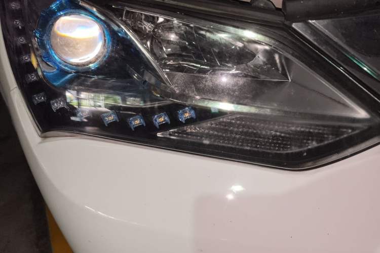 Used BYD Song New Energy 2017 Song DM 1.5TID All-Wheel Drive Luxury Model Right Front Headlight