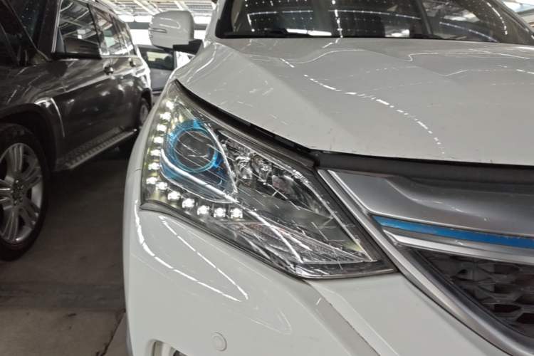 Used BYD Song New Energy 2017 Song DM 1.5TID All-Wheel Drive Luxury Model Right Front Headlight