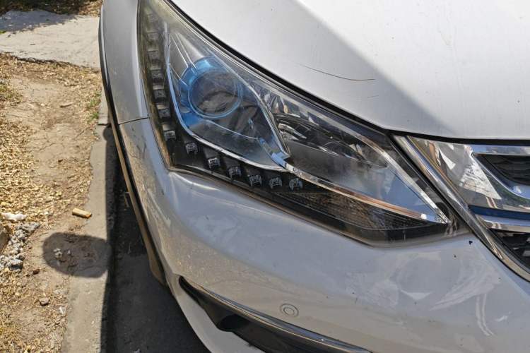 Used BYD Song New Energy 2017 Song DM 1.5TID All-Wheel Drive Luxury Model Right Front Headlight