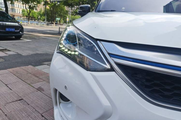 Used BYD Song New Energy 2017 Song DM 1.5TID All-Wheel Drive Luxury Model Right Front Headlight