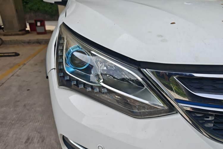 Used BYD Song New Energy 2017 Song DM 1.5TID All-Wheel Drive Luxury Model Right Front Headlight