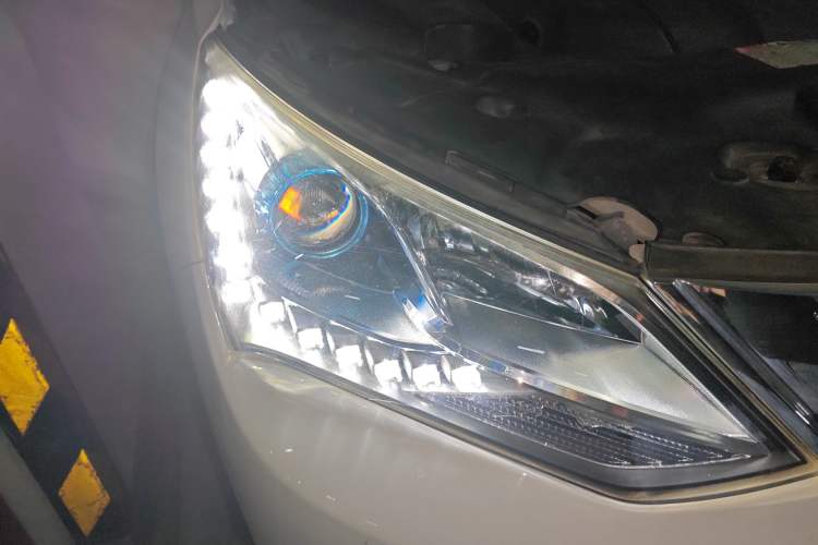 Used BYD Song New Energy 2017 Song DM 1.5TID All-Wheel Drive Luxury Model Right Front Headlight