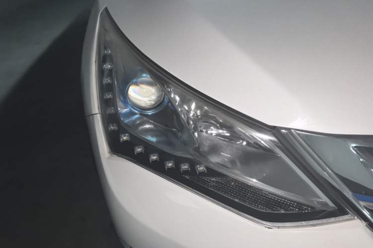 Used BYD Song New Energy 2017 Song DM 1.5TID All-Wheel Drive Luxury Model Right Front Headlight